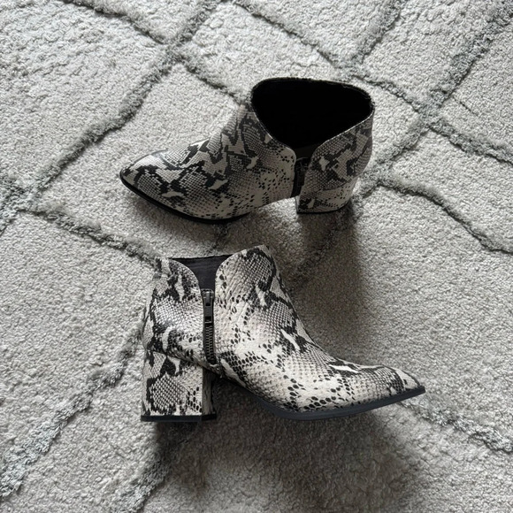 Seychelles Chaparral Leather Snake Print Side Zip Ankle Boots black cream 8.5 - Picture 12 of 12